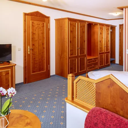 Parkhotel An Der Therme 호텔 4*
